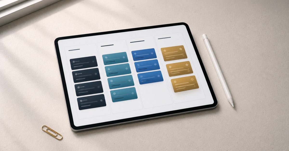 iPad Pro wyświetlający minimalistyczną wizualizację pipelineu sprzedażowego CRM Pipedrive z czterema kolumnami (Lead, Qualified, Proposal, Won) i deal cards w gradiencie granatu i mosiądzu, obok ołówek Apple Pencil i mosiężny spinacz na bladej betonowej powierzchni